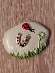 Glücksbringerin auf Stein
